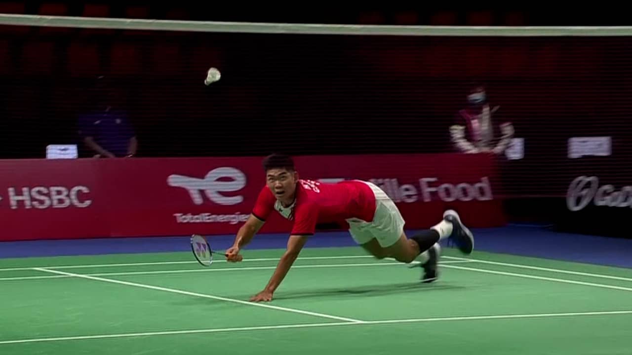 Beeld uit video: Badmintonspeler wisselt razendsnel van racket tijdens rally