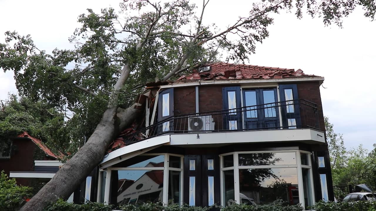 Beeld uit video: Enorme schade in Leersum na windhoos: 'Voorwerpen vlogen door de tuin'