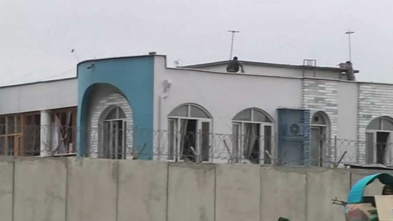 Militairen schieten na explosie in Kabul