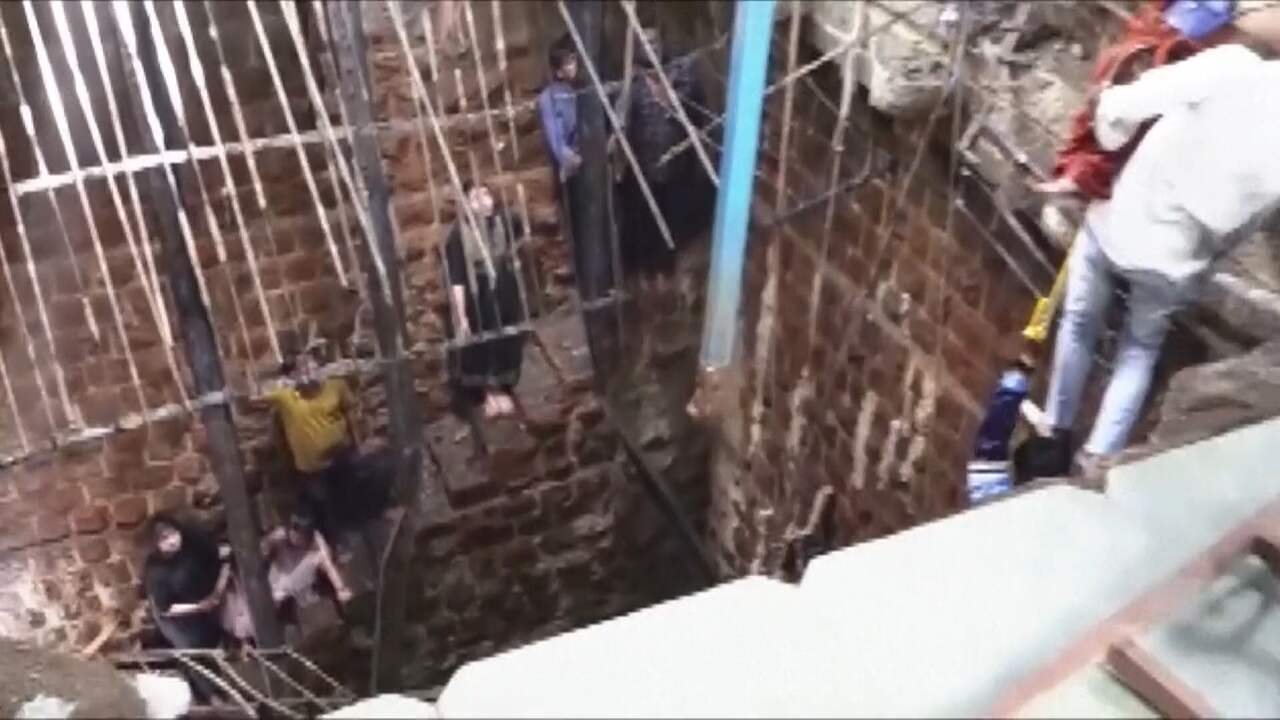 Beeld uit video: Indiërs redden mensen uit ingestorte waterput bij tempel