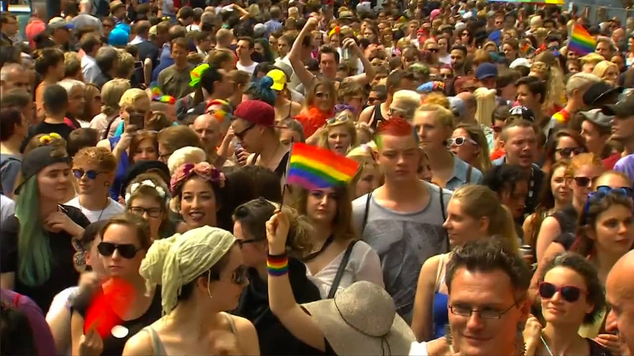 Beeld uit video: Duizenden Berlijners straat op om homorechten te vieren	