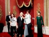 Activisten besmeuren wassen beeld koning Charles met taart