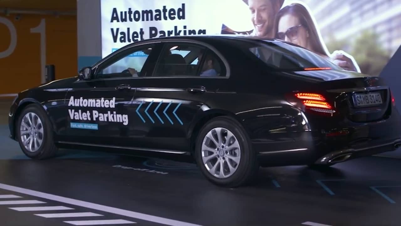 Beeld uit video: Daimler toont zelfparkerende auto in slimme garage