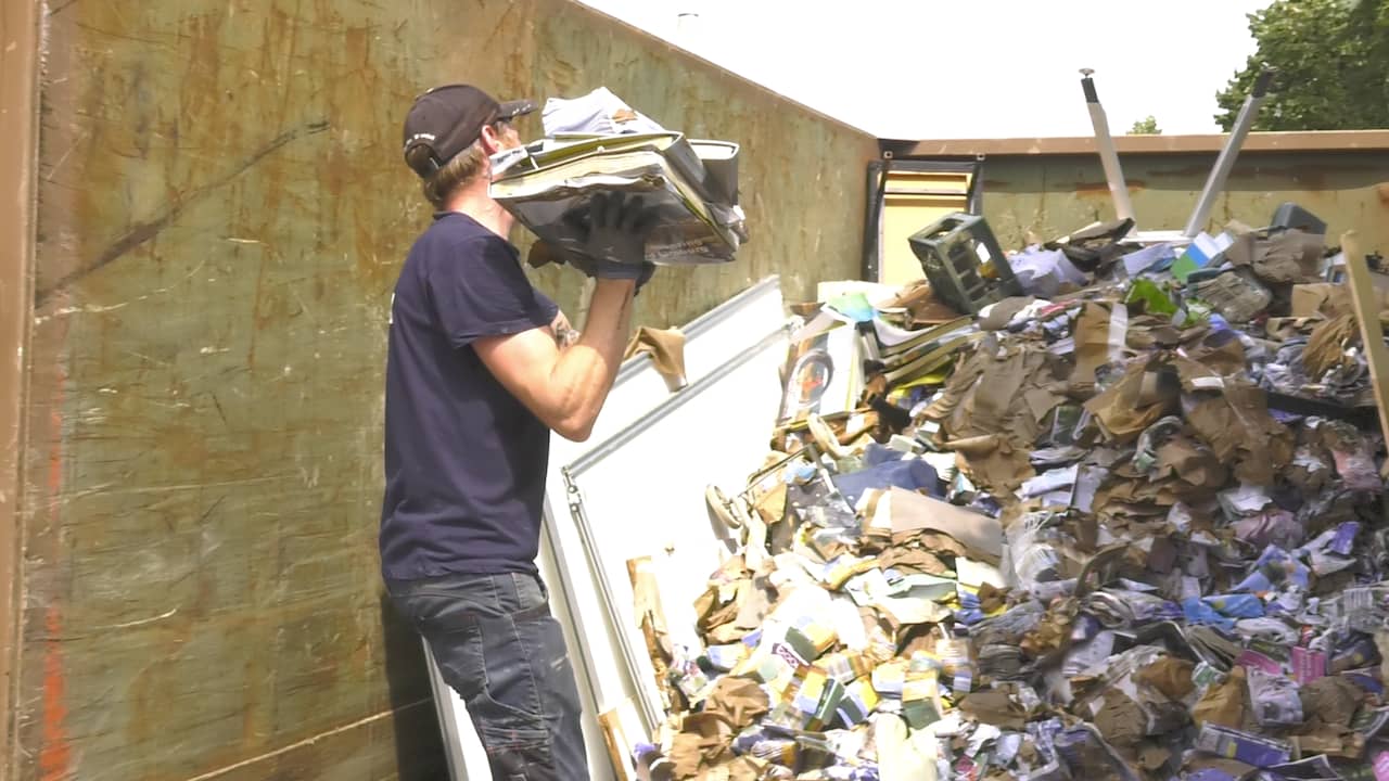 Beeld uit video: Valkenburgers begonnen met puinruimen na historische overstroming