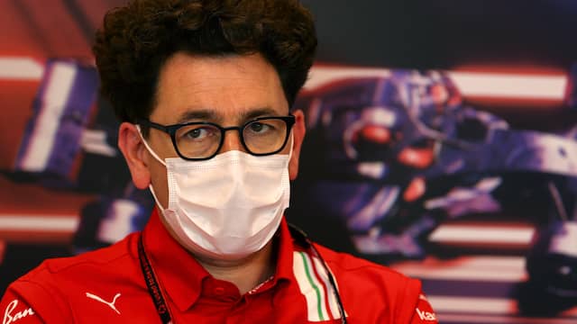 Ferrari-teambaas Mattia Binotto tijdens de persconferentie in Monaco.
