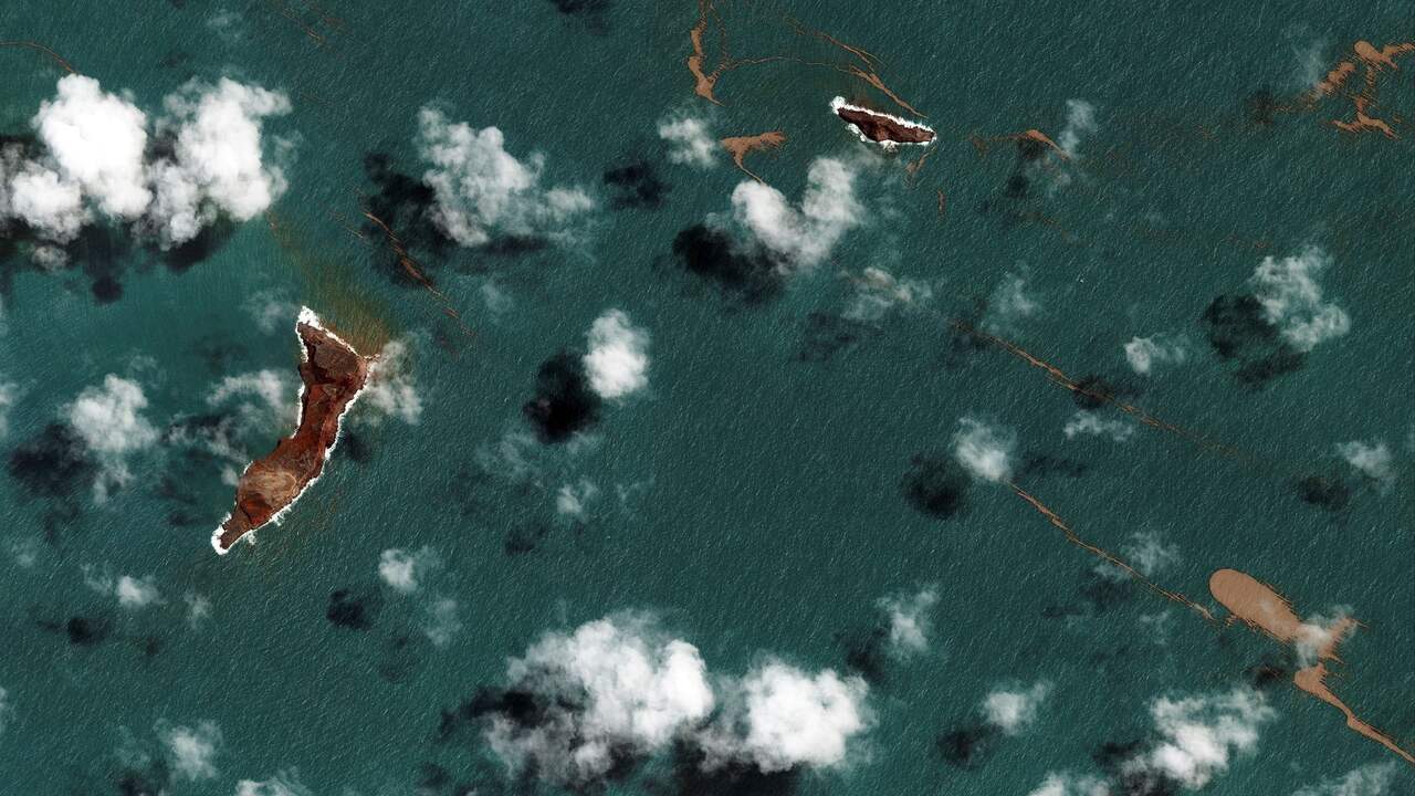 Grote delen van de vulkaan zijn na de uitbarsting opgeslokt door het water, blijkt uit satellietbeelden.