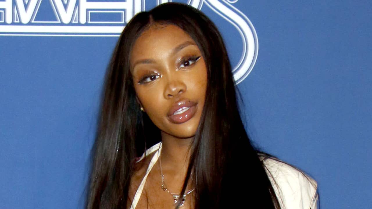 Singer SZA denies that she was a minor during a relationship with Drake |  NOW