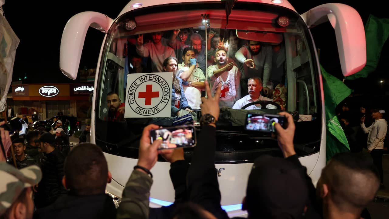 Hamas menyerahkan tujuh belas sandera ke Palang Merah  Perang Israel-Hamas