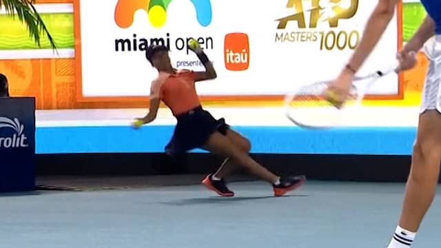 Tennisser raakt ballenmeisje op hoofd terwijl ze onderuitgaat