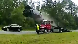Auto vliegt door de lucht na botsing met sleepwagen in VS