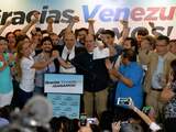 De oppositie in Venezuela heeft een flinke overwinning behaald bij de parlementsverkiezingen zondag. De Kiescommissie maakte maandag bekend dat de oppositiecoalitie MUD zeker 99 van de 167 zetels in handen heeft. 