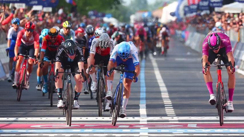 Dainese houdt sprintrevelatie Milan nipt achter zich en wint opnieuw etappe in Giro