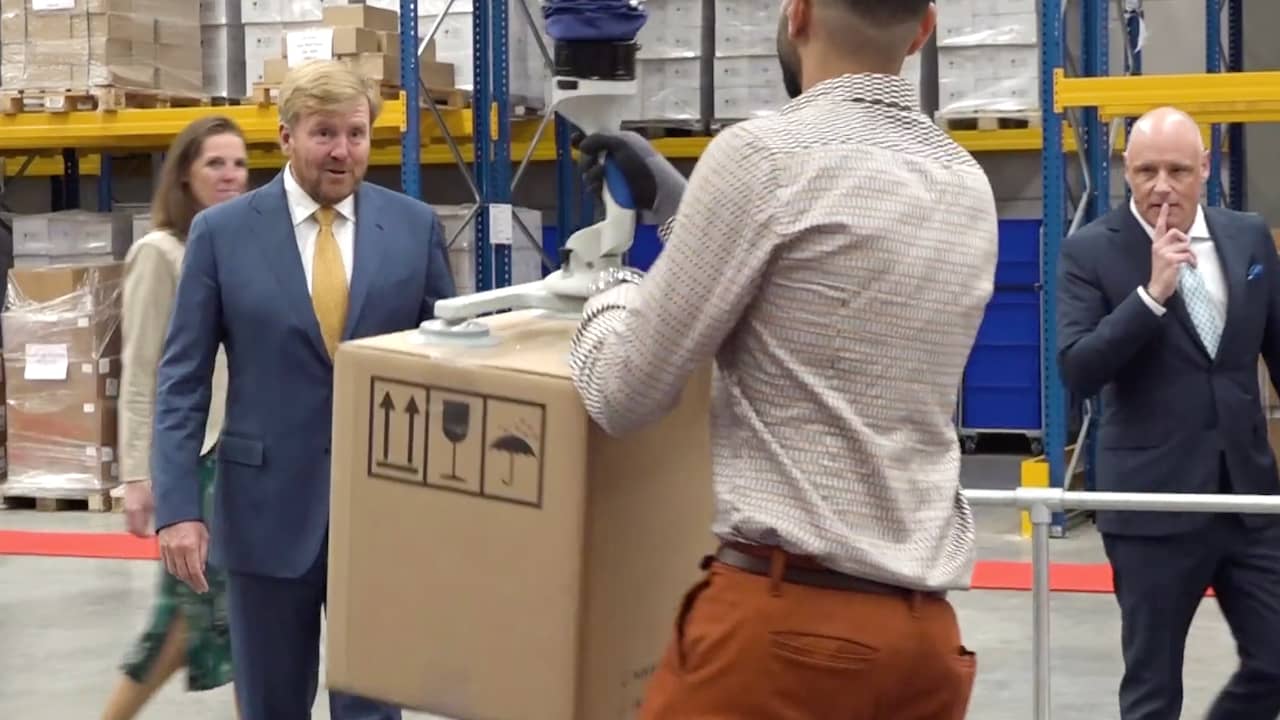 Beeld uit video: Koning opent productielocatie voor coronatestkits in Winschoten
