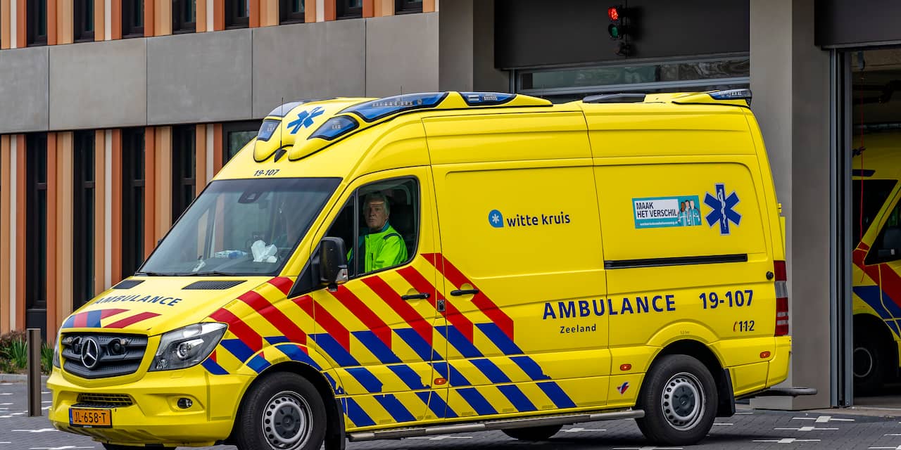 Automobilist raakt gewond bij botsing met ambulance op Karel de Grotelaan