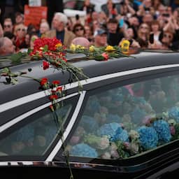 In beeld | Sinéad O’Connor omringd door fans naar laatste rustplaats gebracht