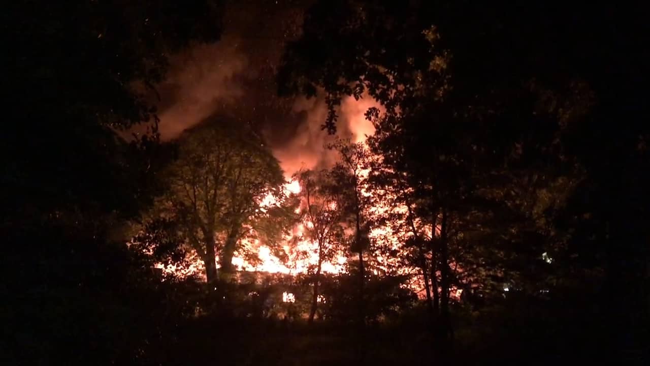 Beeld uit video: Vlammen slaan uit dak bij brand in school Ede