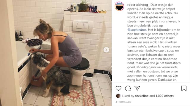 Sophie Dros, de vriendin van Robert de Hoog, met een zwangerschapstest.