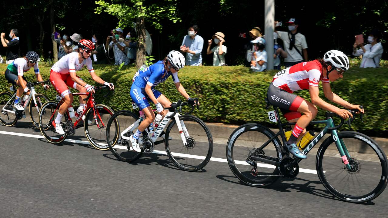 De vijf vluchters kregen ontzettend veel ruimte van het peloton.