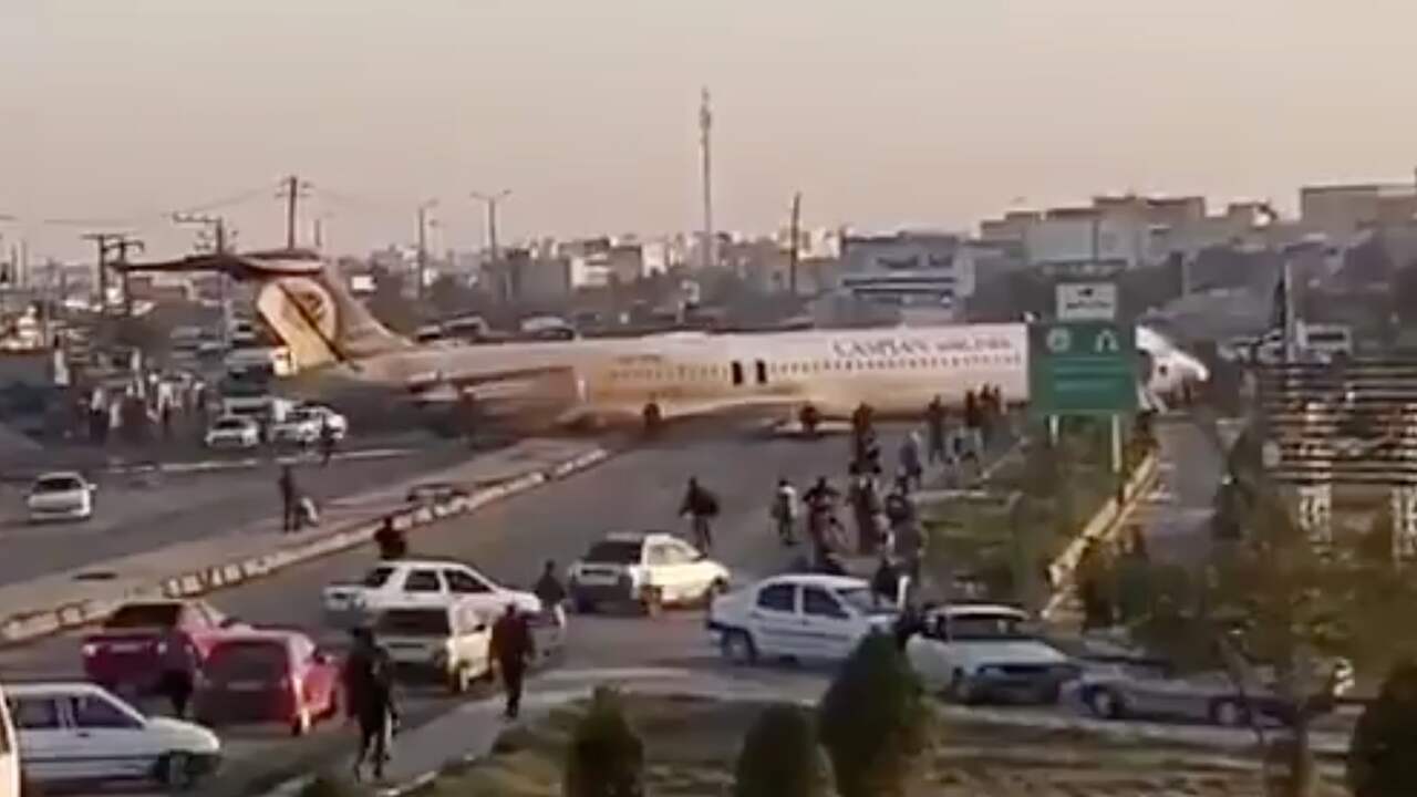 Iraans vliegtuig komt bij landing op autoweg terecht