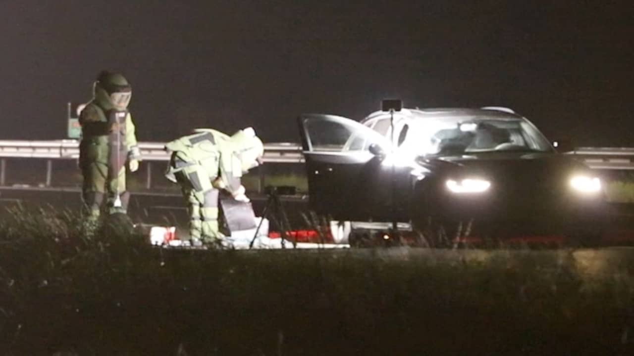 EOD zoekt naar mogelijke explosieven in auto op A28