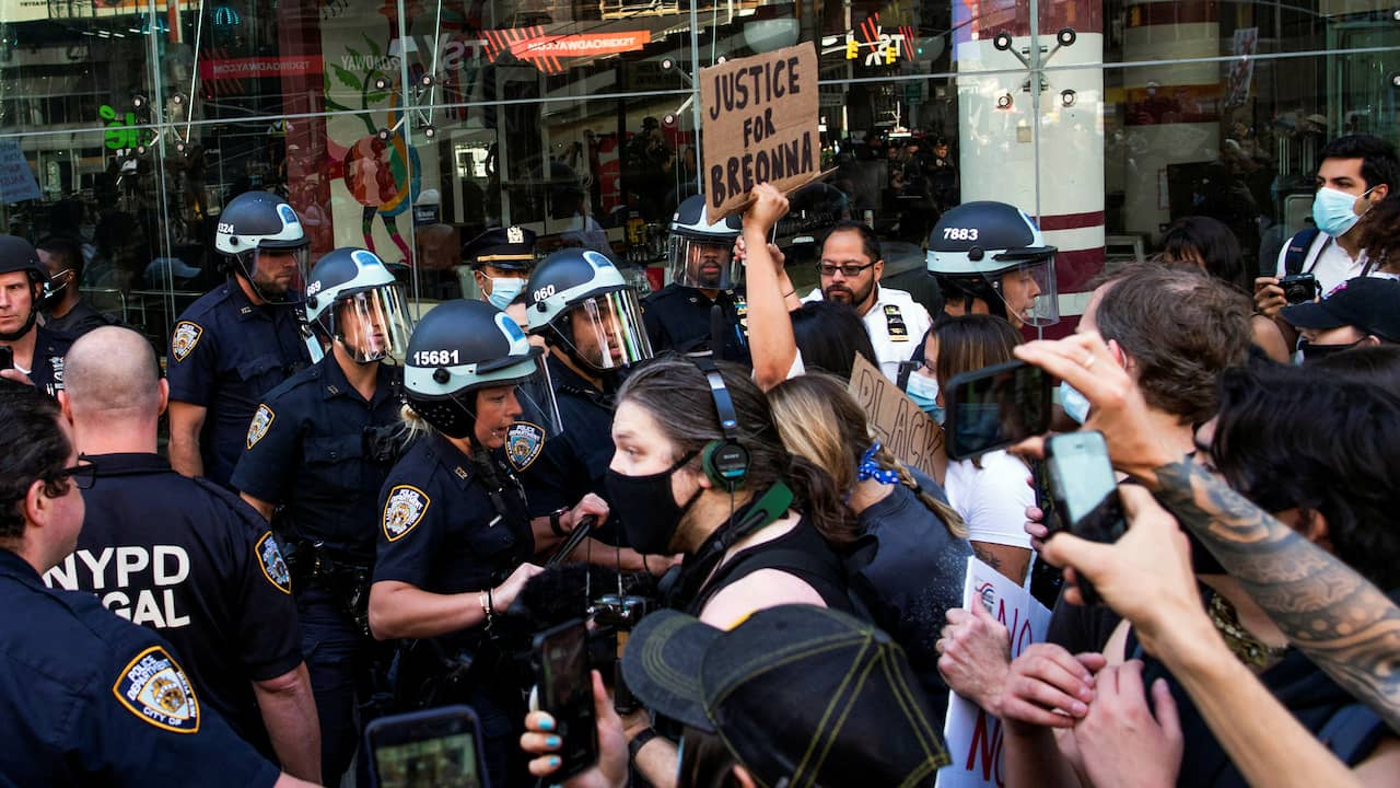 New York membayar jutaan kepada korban kebrutalan polisi pada protes George Floyd |  di luar