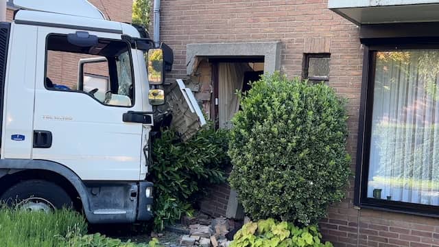 Vrachtwagen richt flinke schade aan in Maastrichtse woning