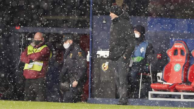 Trainer Zidane in de sneeuw in Pamplona.