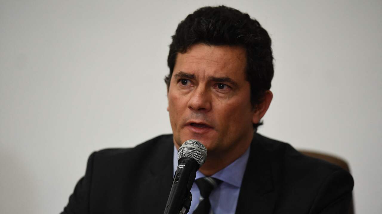 Rechter Sergio Moro werd in 2019 minister van Justitie in de regering van Jair Bolsonaro. Hij stapte een jaar later op, naar eigen zeggen vanwege de "bemoeienis" van Bolsonaro met zijn departement.