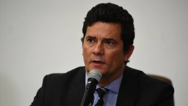 Rechter Sergio Moro werd in 2019 minister van Justitie in de regering van Bolsonaro. Hij stapte een jaar later op, naar eigen zeggen vanwege "bemoeienissen" van Bolsonaro met zijn departement. (Foto: ANP)