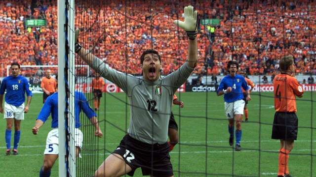 De Italiaanse doelman Francesco Toldo juicht na de eerste van in totaal twee gestopte penalty's van Frank de Boer.