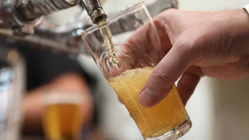 Politie zoekt jonge vrouw die glas in gezicht jongen drukte op Koningsdag