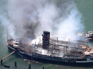 Drone filmt hoe historisch schip afbrandt in Detroit 