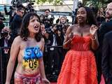 Vrouw protesteert op rode loper in Cannes tegen seksueel geweld in Oekraïne