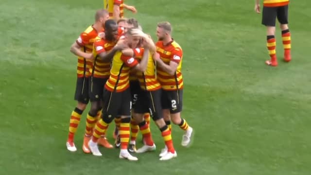 Scheidsrechter ziet goal over het hoofd in Schots Championship