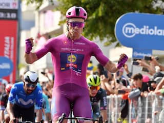 Milan sprint naar tweede ritzege in Giro, Jakobsen hard onderuit in slotmeters