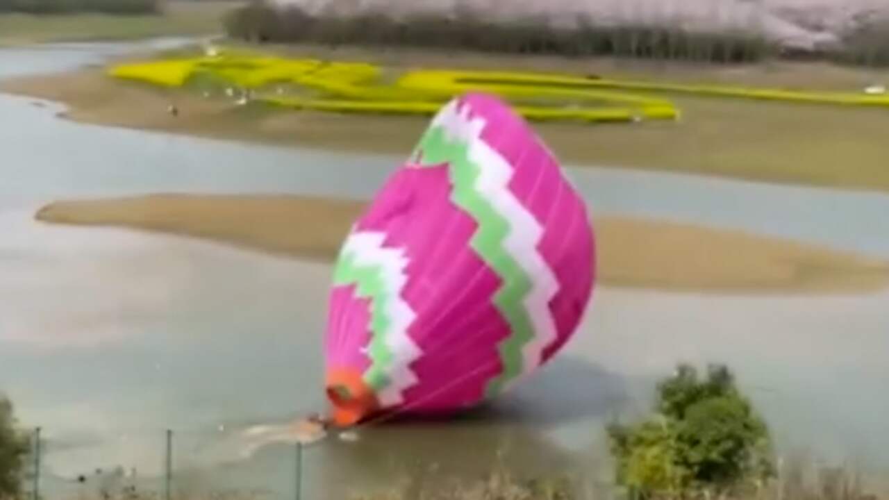 Beeld uit video: Chinese luchtballon stort in meer door harde wind
