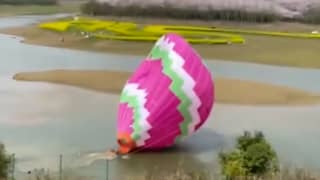 Chinese luchtballon stort in meer door harde wind