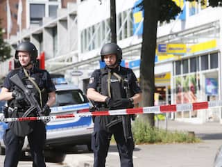 Man valt mensen aan met mes in Hamburg, zeker één dode