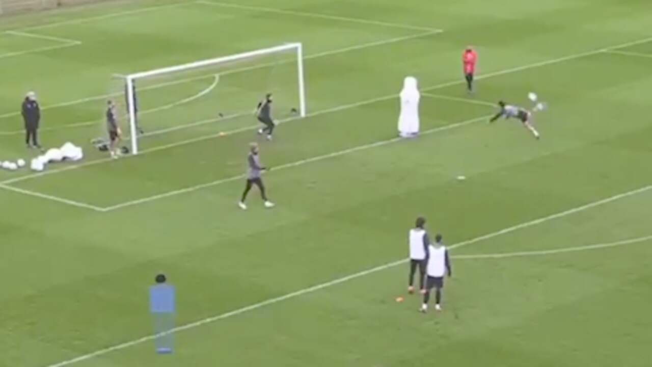 Beeld uit video: Delaney scoort op training van Deens elftal met scorpionkick