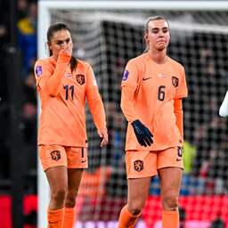 Oranje geeft zege uit handen op Wembley en wacht cruciaal duel met België