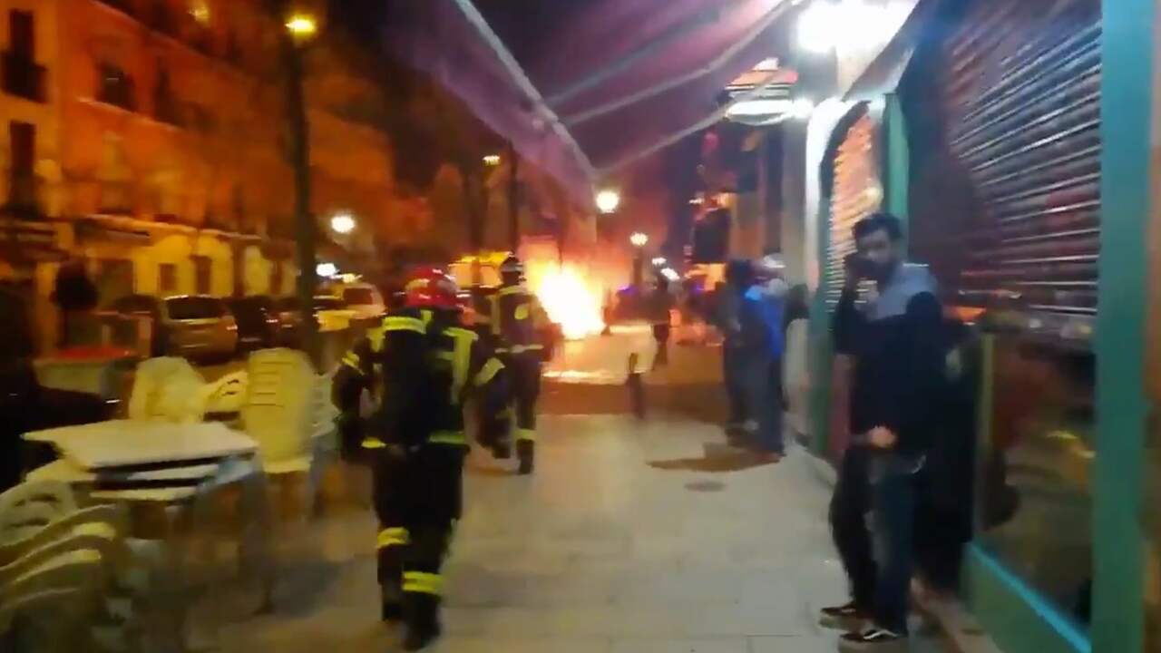 Beeld uit video: Betogers steken afval in brand bij rellen in Madrid