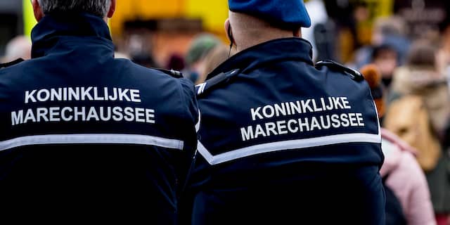 Marechaussee haalt drie verstekelingen van boord in Vlissingen-Oost