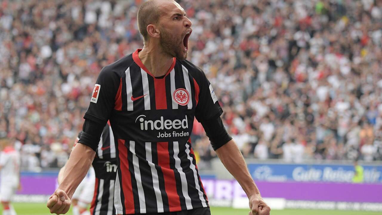 Dost maakt belangrijke goal bij debuut voor Eintracht Frankfurt
