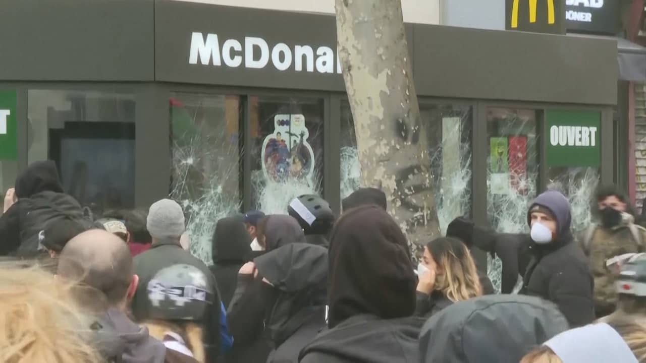 Still from video: Vandals destroy McDonald's during pension protest in Paris