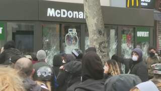 Vandalen vernielen McDonald's tijdens pensioenprotest in Parijs