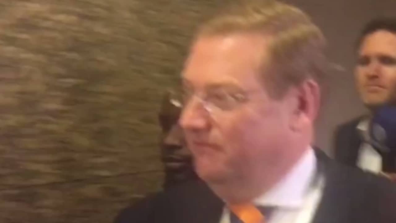 Beeld uit video: Van der Steur verlaat Tweede Kamer na aankondiging ontslag