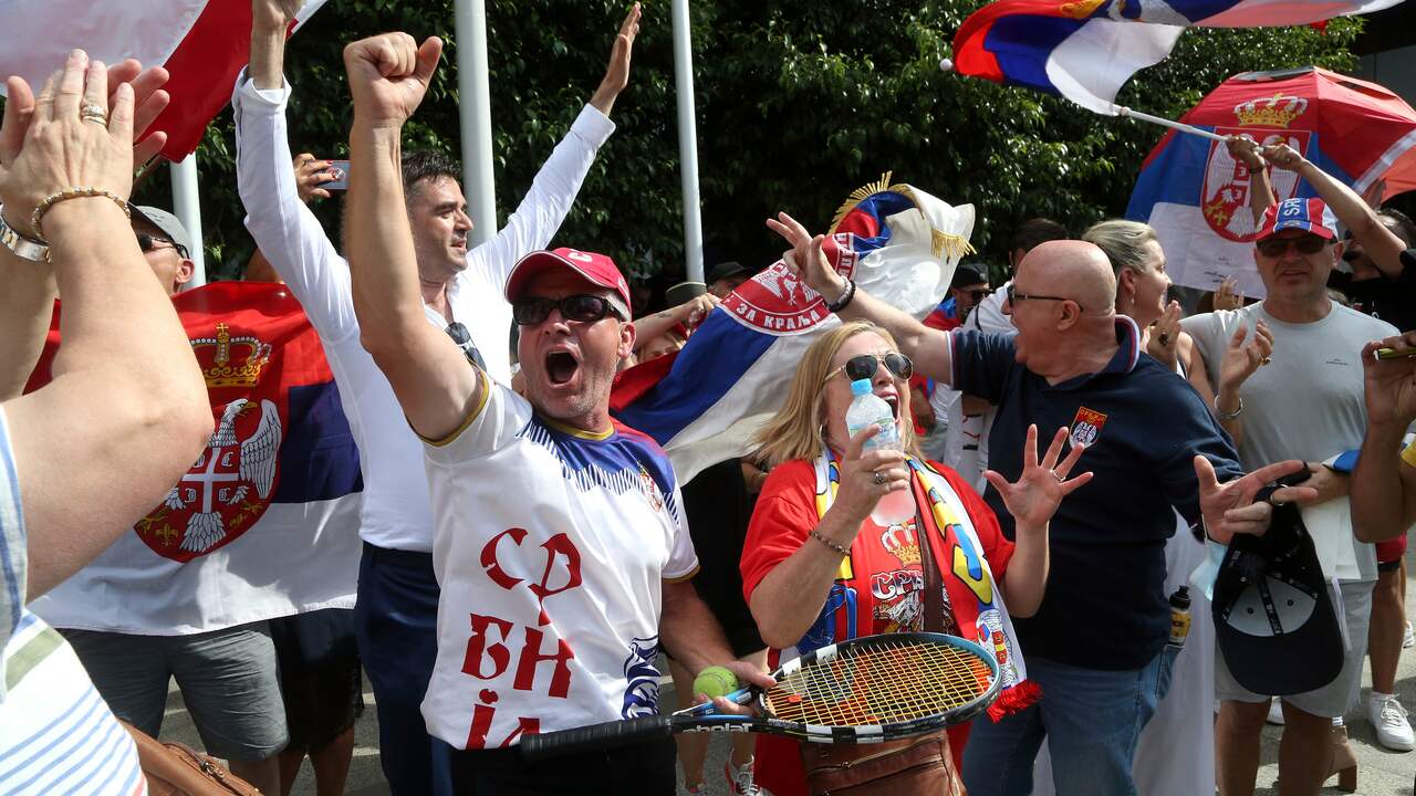 Servische fans vieren feest na de uitspraak van de rechter.