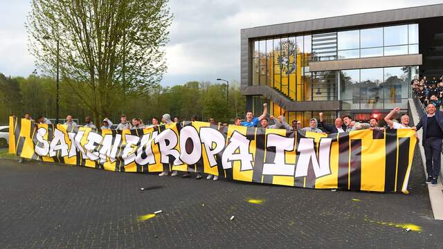 'Samen Europa in', staat op het spandoek van de spelers, die hopen dat publiek komend seizoen weer welkom is in het stadion.