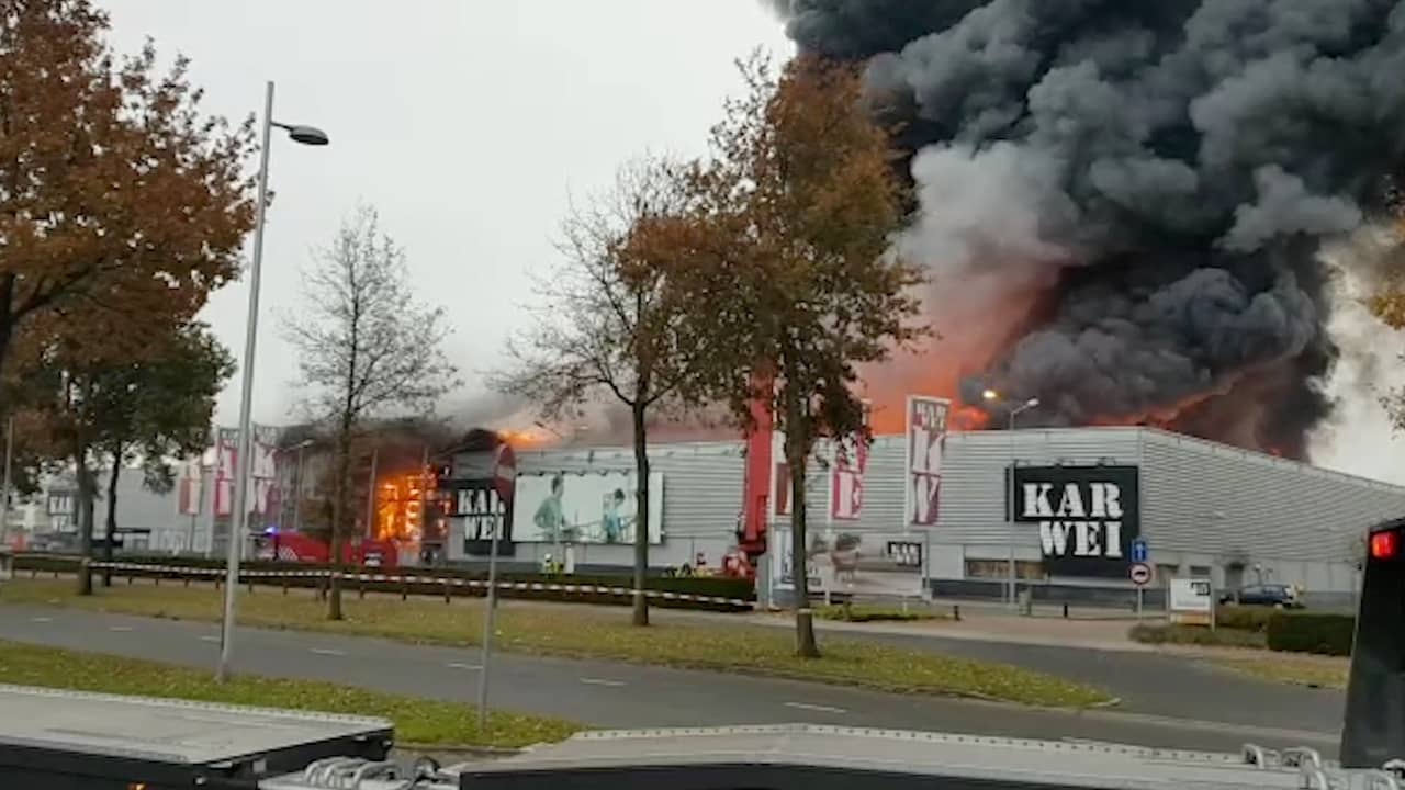 Beeld uit video: Vlammen slaan uit dak bij zeer grote brand in Karwei Apeldoorn
