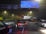 Snelweg bij Arnhem bezaaid met beschadigde auto’s door gladheid